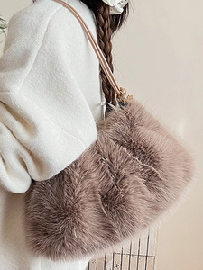 Schicke braune Kunstpelz-Schultertasche für Damen, getragen von einem Modell im Winterstil