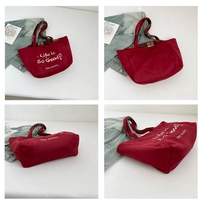 Detailansicht der roten Veloursleder-Tasche mit Print und rotem Karo-Stofffutter
