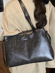 Schwarze Schultertasche aus Kunstleder mit Retro-Leopardenmuster und Strukturnaht-Detail