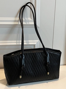 Sac fourre-tout noir chic avec gaufrage ondulé vertical et détail de nœud sur la bandoulière