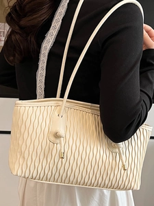 Sac fourre-tout blanc crème élégant avec texture plissée verticale et fines bandoulières