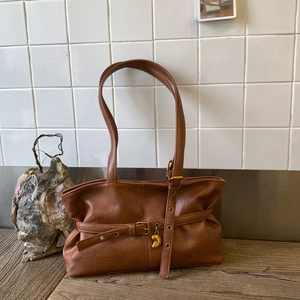 Dettagli borsa a spalla vintage marrone in ecopelle con fibbia e ciondolo dorato