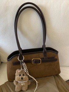 Borsa sottobraccio vintage in camoscio marrone con fibbia dorata e ciondolo a forma di orso