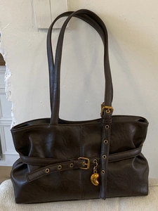 Borsa tote sottobraccio marrone scuro minimalista con ciondolo a mezzaluna e fibbia retrò