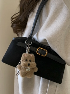 Borsa baguette minimalista in pelle scamosciata nera con fibbia dorata e ciondolo a cucciolo