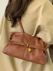 Borsa sottobraccio in finta pelle marrone con fibbia e ciondolo a cuore dorato