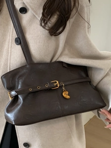 Borsa sottobraccio retrò marrone scuro con fibbia in pelle e ciondolo a forma di fagiolo d'oro