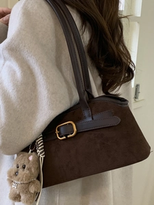 Borsa sottobraccio vintage in camoscio marrone con ciondolo orsetto e fibbia dorata