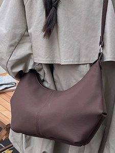 Sac sous les aisselles marron foncé minimaliste avec texture litchi et détails argent