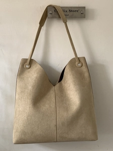 Sac fourre-tout hobo minimaliste en daim beige à grande capacité pour le quotidien des femmes