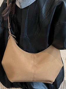 Sac hobo minimaliste en cuir kaki avec texture grainée et bandoulière pour femme