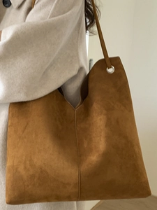 Grand sac cabas minimaliste en daim marron avec coupe en V et fine bandoulière d'épaule