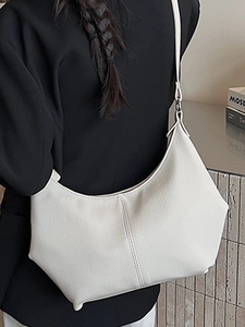 Sac hobo blanc minimaliste en cuir grainé avec une structure plissée à la base