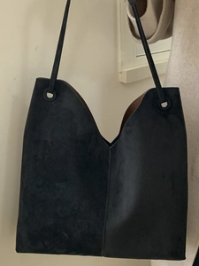 Sac cabas minimaliste en daim noir avec coupe en V et fines bretelles d'épaule