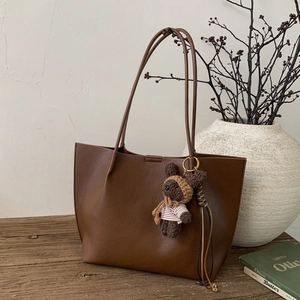 Sac fourre-tout minimaliste en cuir marron avec breloque ours pour les déplacements quotidiens