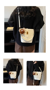 Borsa a secchiello bianca increspata con chiusura dorata e ciondolo mostro di peluche