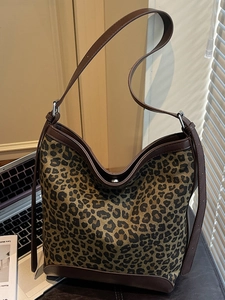 Women Leopard Print Flannel Bucket Shoulder Bag Vintage Large Capacity Underarm Bag Splicing Design Everyday Travel Bag