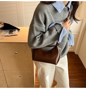 Détail d'un sac hobo marron foncé vintage dans un cadre de vie urbain chic