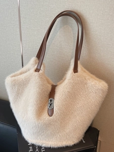 Sac fourre-tout chic en fausse fourrure blanc cassé avec lanières en cuir et fermoir argent