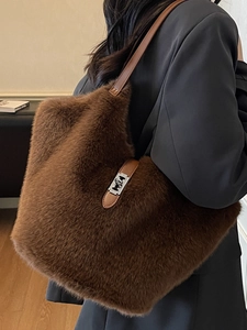 Sac fourre-tout en peluche marron avec poignées en cuir et fermoir en métal porté