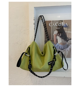 Vue détaillée du sac bandoulière en toile vert moutarde avec sangle en corde tissée