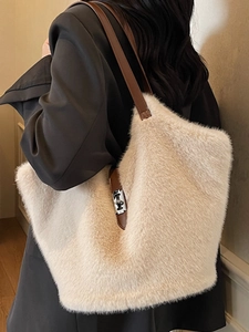 Sac fourre-tout en fausse fourrure beige avec brides en cuir marron sur mannequin