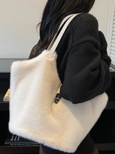 Sac seau en peluche blanche avec fermoir rotatif argenté et bandoulière fine
