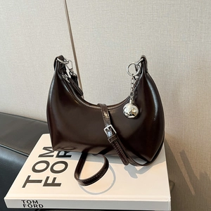 Détail du sac hobo marron chocolat avec finition brillante et pendentif sphère argentée