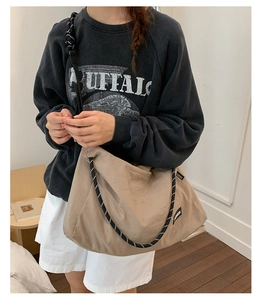 Vue détaillée du sac besace en nylon kaki avec bandoulière en corde tressée bicolore
