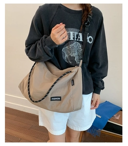 Détail du sac bandoulière en toile kaki avec des bretelles en corde tressée bicolore