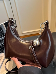 Sac à Épaule Hobo Vintage en Cuir PU Pour Femmes Sac Sous l'Aisselle Minimaliste Avec Décoration de Boule en Métal Sac de Navettage Couleur Unie