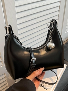 Sac hobo noir minimaliste pour femme avec un élégant pendentif sphérique argenté