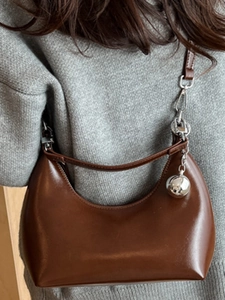 Sac à bandoulière demi-lune en cuir marron foncé avec pendentif boule argentée polie