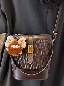 Borsa a tracolla marrone scuro trapuntata alla moda con design plissettato e ciondolo