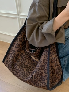 Chic autumn leopard print suede tote bag with large capacity and durable black strap