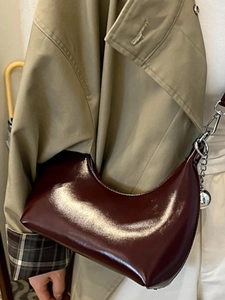Sac hobo vintage bordeaux en cuir brillant avec breloque sphérique argentée