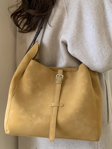 Vintage large capacity ginger yellow shoulder bag with retro buckle and leather strap