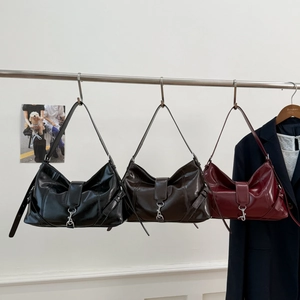 Tre borse hobo in stile vintage in nero lucido, caffè scuro e bordeaux con ganci in metallo