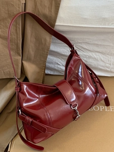 Borsa baguette retrò in finta pelle rosso scuro lucida con fibbie in stile biker