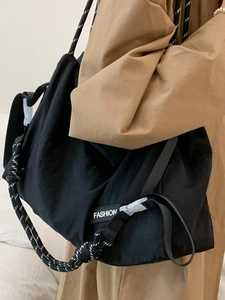 Sac bandoulière homme en toile avec sangle corde et détail étiquette mode