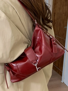 Borsa a spalla chic in pelle bordeaux lucida con fibbie vintage e dettagli in argento