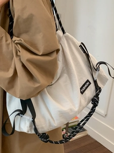 Sac à bandoulière blanc grande capacité avec étiquette fashion et sangle tressée