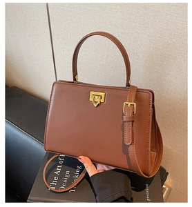 Vue détaillée du sac cabas en cuir marron avec fermoir doré et plis en accordéon