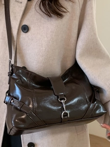 Borsa baguette retrò marrone cioccolato lucida con dettaglio gancio in metallo argento