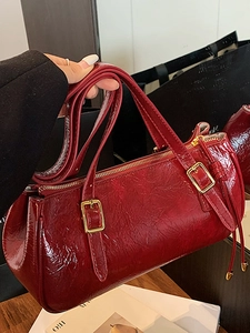 Sac à main vintage bordeaux brillant plissé avec garniture dorée et détails frangés