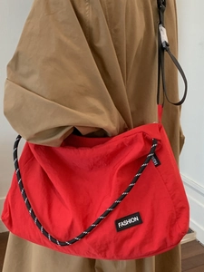 Sac bandoulière en nylon rouge pour homme avec étiquette et sangle tressée