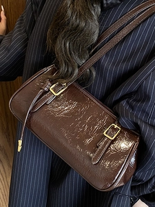 Sac bandoulière marron vintage en similicuir brillant avec détails dorés pour l'automne