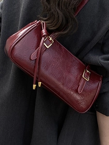 Sac cylindre vintage bordeaux en cuir texturé avec détail de bandoulière nouée