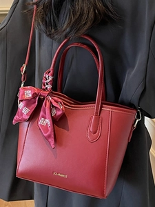 Borsa tote in pelle rosso scuro con foulard festivo per donne eleganti e chic