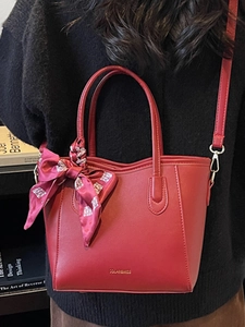 Elegante borsa tote in pelle rossa da donna con foulard decorativo e tracolla lunga